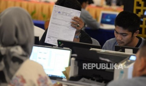 Relawan mengentri data dan pindai form C1 hitung cepat berbasis aplikasi Sistem Informasi Penghitungan Suara (SITUNG) Pemilu tahun 2019. (Ilustrasi)