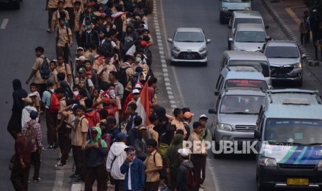 Massa aksi pelajar STM memenuhi kawasan Flyover Slipi, Jakarta, Rabu (25/9/2019).