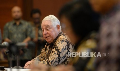 Penandatanganan Divestasi Saham Freeport. CEO Freeport-McMoran Inc Richard Adkerson memberikan paparan usai penandatanganan perjanjian divestasi saham PT Freeport Indonesia disaksikan Menkeu Srri Mulyani (dari kanan) di Kementerian Keuangan, Jakarta, Kamis (12/7).