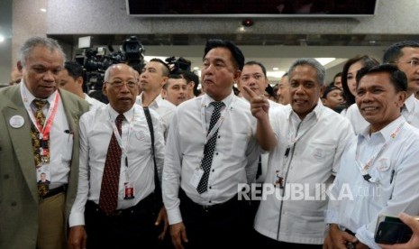 Ketua Tim Hukum TKN Yusril Ihza Mahendra usai menyerahkan jawaban terkait sengketa Pemilihan Presiden 2019 di Mahkamah Konstitusi, Jakarta, Kamis (13/6).