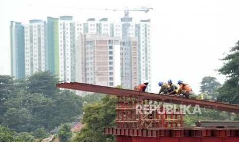 Penopang Pertumbuhan Ekonomi. Pekerja mengerjakan proyek LRT di Jakarta, Ahad (11/2).