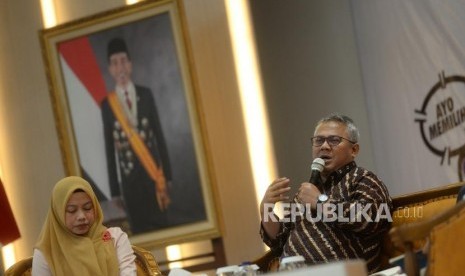 Refleksi Akhir Tahun KPU. Ketua KPU Arief Budiman (kanan) menyampaikan paparan saat diskusi refleksi akhir tahun KPU di Jakarta, Selasa (18/12).