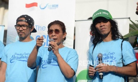 Menteri Kelautan dan Perikanan Susi Pudjiastuti memberikan sambutan bersama musisi grup band Slank Kaka (kanan) dan Ridho (kiri) sebelum meresmikan Pandu Laut Nusantara di Car Free Day, Bundaran HI, Jakarta, Ahad (15/7).