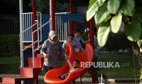 Sejumlah anak bermain di Taman Situ Lembang, Jakarta, Senin (9/4).