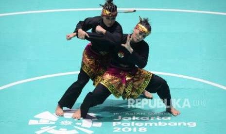 Pesilat Indonesia Ayu Sidan Wilantari dan Ni Made Dwiyanti saat tampil pada pertandingan cabang olahraga silat Asian Games 2018 kategori ganda putri di Padepokan Pencak Silat TMII, Jakarta, Rabu (29/8).