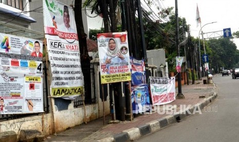 Merusak Estetika Kota. Beberapa alat peraga kampanye terpasang secara masih di beberapa sudut kota, Jakarta, Ahad (31/3/2019).