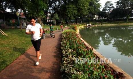 Warga melakukan olahraga di Taman Setu Lembang, Jakarta, Kamis (2/8).