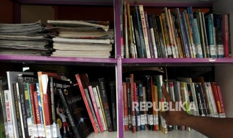 Warga mencari buku dari mobil perpustakaan keliling di Grand Depok City, Depok, Jawa Barat, Ahad (8/4).