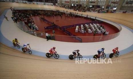 Atlet sepeda Indonesia Delia Ayustina Priatna (ketiga kiri) memacu sepedanya saat bertanding di cabang sepeda track nomor Madison putri di Jakarta International Velodrome, Jumat (31/8).