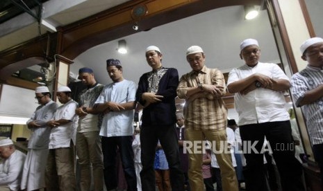 Umat muslim melakukan shalat subuh berjamaah 