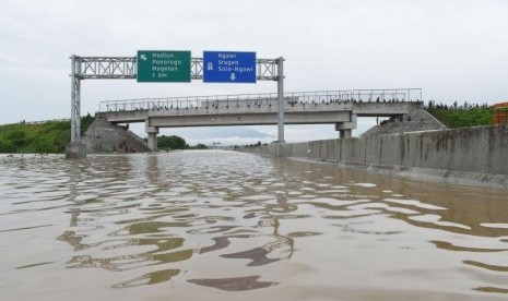 Susasana jalan tol Trans Jawa ruas Ngawi-Kertosono pada KM 603-604 yang terendam banjir di Desa Glonggong, Balerejo, Kabupaten Madiun, Jawa Timur, Kamis (7/3/2019).