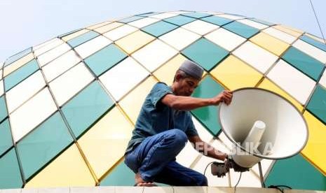 Petugas memperbaiki pengeras suara masjid di Masjid Al Hidayah, Tebet, Jakarta, Selasa (4/9).