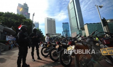 Satuan Anggota Brimob Polda Metro Jaya melakukan pengamanan di kawasan CFD Bundaran HI, Jakarta (ilustrasi). Pemprov DKI Jakarta menyiapkan enam titik layanan untuk pengukuran suhu tubuh saat pelaksanaan Car Free Day (CFD).