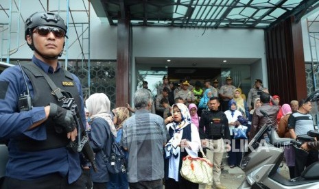 Ratusan calon jemaah umroh mendatangi kantor PT Solusi Balad Lumampah (PT SBL), di Jalan Dewi Sartika, Kota Bandung, Rabu (31/1).