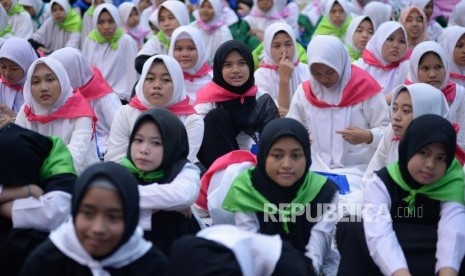 Sejumlah anak yatim mengikuti acara buka bersama anak yatim di Kantor Pusat Pertamina, Jakarta, Selasa (28/5).