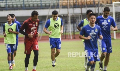 Bek Persib Bandung Fabiano Beltrame (tengah) mengikuti sesi latihan di Stadion Gelora Bandung Lautan Api, Kota Bandung, Ahad (24/3).