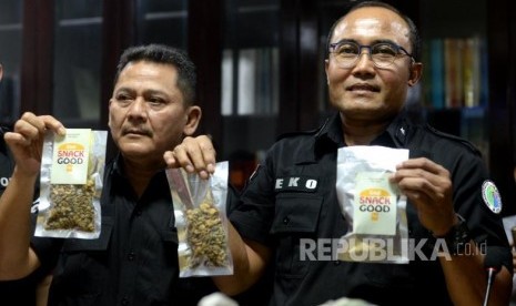 Direktur Tindak Pidana Narkoba Bareskrim, Eko Daniyanto (kedua kanan) menujukan kemasan Magic Mushroom saat pengungkapan tersangka dan barang bukti narkoba jenis baru 'magic mushroom,' di Direktorat Tindak Pidana Nakoba, Jakarta, Kamis (26/10).