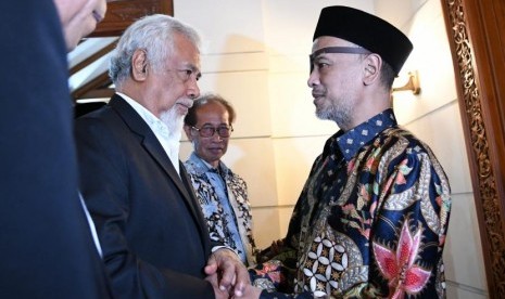 Presiden Pertama Timor Leste Kay Rala Xanana Gusmao atau Xanana Gusmao (kedua kiri) berjabat tangan dengan putra Presiden ke-3 Republik Indonesia Bacharuddin Jusuf Habibie, Thareq Kemal Habibie (kanan) ketika takziah di rumah mendiang di Patra Kuningan, Jakarta, Sabtu (14/9/2019).