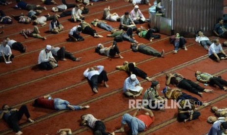 Aktivitas jamaah di Masjid Istiqlal saat Ramadhan.