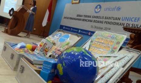 Bantuan Sekolah Darurat. Perwakilan UNICEF untuk Indonesia Debora Comini memberikan keterangan saat penyerahan bantuan untuk korban gempa Palu dan Donggala di Gedung A Kementerian Pendidikan dan Kebudayaan, Jakarta, Selasa (16/10).