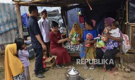 Perwakilan Cinema 21 menyerahkan bantuan kepada warga terdampak gempa bumi di Posko Pengungsian Desa Sembalun Bumbung, Kecamatan Sembalun, Lombok Timur, NTB, Sabtu (25/8).