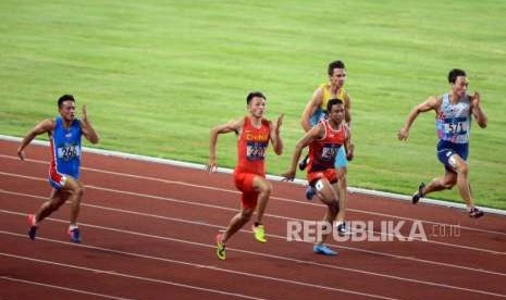 Atlet lari Indonesia Lalu Muhammad Zohri (tengah) saat bertanding pada babak kualifikasi cabang olahraga atletik Asian Games 2018 kategori lari 100 meter putra di Stadion Utama Gelora Bung Karno, Jakarta, Sabtu (25/8).