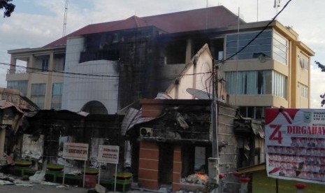 Kondisi gedung DPRD Papua Barat yang terbakar pascakerusuhan di Manokwari, Papua Barat, Senin (19/02/2019).