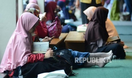 Mahasiswa membaca Alquran