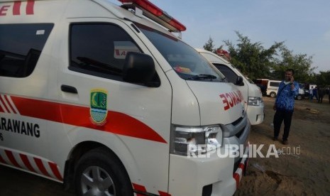 Pemerintah Kota (Pemkot) Depok mengirimkan sembilan mobil jenazah dan 15 mobil ambulans, Ahad (19/1). Mobil ambulans dikirim untuk membantu membawa jenazah dan korban luka-luka akibat kecelakaan bus di Subang, Jawa Barat yang ditumpangi oleh para Kader Posyandu Kota Depok (Ilustrasi Mobil Ambulans)