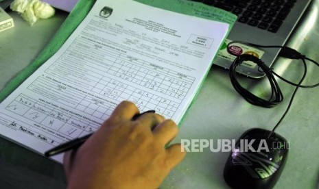 Petugas melakukan proses rekapitulasi surat suara Pilkada 2018 di Kecamatan Bekasi Timur, Kota Bekasi, Jawa Barat, Ahad (1/7).