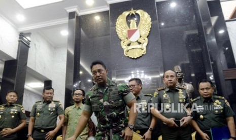 Kepala Staf Angkatan Darat (Kasad) Jenderal TNI Andika Perkasa usai memberikan keterangan terkait permasalahan taruna Akademi Militer (Akmil) Enzo Zenz Allie di Mabes TNI Angkatan Darat, Jakarta, Selasa (13/8).