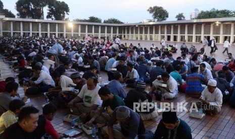 Sejumlah umat muslim saat berbuka puasa di Masjid Istiqlal, Jakarta, Senin (6/5).