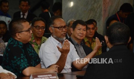 Ketua Tim Hukum BPN Bambang Widjojanto bersama Penanggung Jawab Tim Hukum BPN Hashim Djojohadikusumo berbincang dengan panitera saat penyerahan berkas permohonan gugatan sengketa hasil Pemilihan Presiden 2019 di Mahkamah Konstitusi, Jakarta, Jumat (24/5).