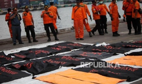 Kantong jenazah yayng berisi puing dan korban pesawat Lion Air JT-610 di Pelabuhan Tanjung Priok, Jakarta, Senin (5/11).