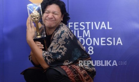 Aktris Gading Marten berfoto usai menerima penghargaan pemeran pria terbaik dalam acara Festival Film Indonesia di Taman Ismail Marzuki, Jakarta, Ahad, (9/12) malam.