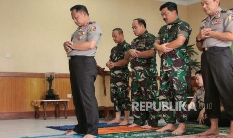 Kapolri Jenderal Polisi Muhammad Tito Karnavian dan Panglima TNI  Marsekal TNI Hadi Tjahjanto tampak menunaikan shalat berjamaah.  Tito dan Hadi menunaikan shalat berjamaah Ashar pada Kamis (28/12) di Kodam XII/Tanjungpura usai arahan Panglima TNI dan Kapolri pada semua personel TNI Polri, jajaran Kodam XII/ TP, dan Polda Kalbar. Kamis (28/12).