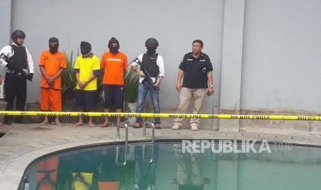 Dirumah salah satu tersangka di Cicalengka, Kabupaten Bandung, tiga tersangka yang berhasil diamankan, HM istri SS, JS dan Samsudin Simbolon, dalam ekspos kasus minuman keras (miras) oplosan yang menewaskan 45 orang beberapa waktu lalu, Kamis (19/4).