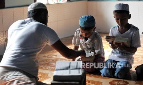 MUI Ingatkan Rezim Myanmar Soal Nasib Muslim Rohingya. Sejumlah anak muslim Rohingya membaca alquran di masjid kampung Char Pauk, Sittwe, Myanmar, Sabtu (2/6).