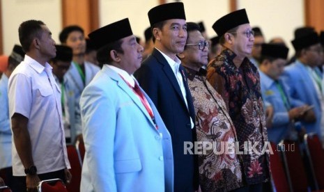 Silaturahim dengn BKPRMI. Presiden Joko Widodo (kedua kiri) bersama Ketua BKPRMI Said Aldi Alaydrus, Ketua DPD Oesman Sapta, dan Menag Lukman Hakim Saifuddin (dari kiri) hadir saat Silaturahim dengan Badan Koordinasi Pemuda Remaja Masjid Indonesia (BKPRMI) di Jakarta, Rabu (25/4).