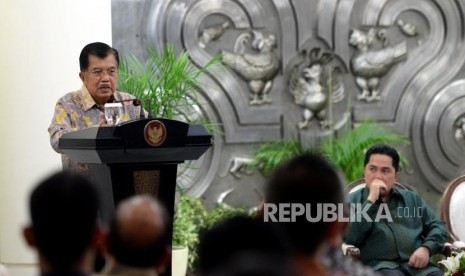  Wakil Presiden  sekaligus Ketua Pengarah Asian Games 2018, Jusuf Kalla memmberikan arahan usai penandatangaan kerjasama sponsor Asian Games 2018 di Istana Wapres, Jakarta, Rabu (6/12).