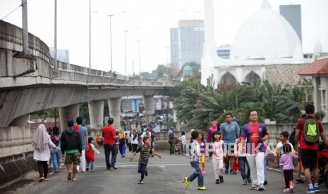 Suasana warga saat hari bebas kendaraan bermotor (BHKB) di jalan layang non tol (JLTN) Antasari, Jakarta, Ahad (14/1).