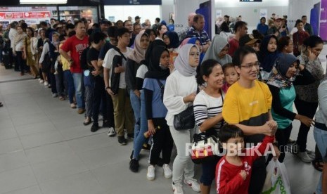 Sejumlah penumpang saat mengantre untuk memasuki gerbang tiket MRT di Stasiun MRT Bundaran HI, Jakarta, Senin (1/4).