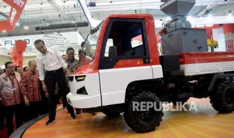 Pembukaan GIIAS 2018. Presiden Joko Widodo melihat mobil AMMdes pada pameran otomotif Gaikindo Indonesia Internasional Auto Show (GIIAS) ke- 26 di Indonesia Convention Exhibition Serpong, Tangerang, Banten, Kamis (2/8).