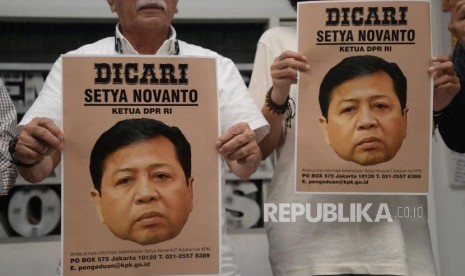 Narasumber menujukan poster DPO untuk Setya Novanto usai memberikan keterangan terkait hilangnya Ketua DPR Setya Novanto di Jakarta, Kamis (16/11).