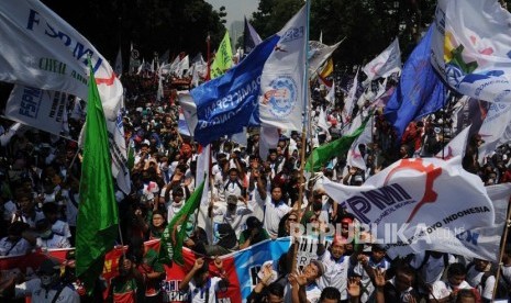 Sejumlah aliansi buruh dari berbagai ormas berjalan menuju Istana Negara pada peringatan Hari Buruh Internasional di Jakarta, Selasa (1/5).