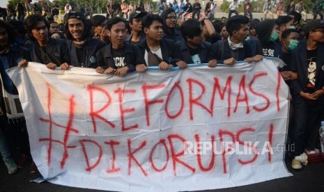 Mahasiswa dari sejumlah elemen mahasiswa se-Jabodetabek berunjuk rasa di depan kompleks Parlemen, Senayan, Jakarta, Senin (23/9).