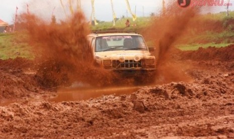 Aksi Mandi Lumpur Peserta Seri Penutup Kejurnas Speed Offroad