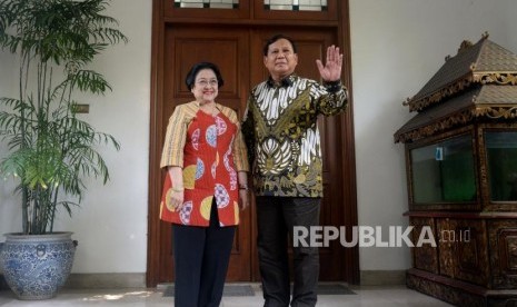 Ketua Umum PDI Perjuangan Megawati Soekarnoputri bersama Ketua Umum Partai Gerindra Prabowo Subianto usai melakukan pertemuan di kediaman Jalan Teuku Umar, Jakarta, Rabu (24/7).