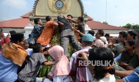 Tradisi Idul Fitri Menarik dari Beragam Daerah di Indonesia. Warga berebut Gunungan Grebeg Syawal di Halaman Masjid Gedhe Kauman, Yogyakarta.