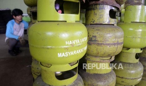 Pekerja menata tabung gas tiga kilogram di agen elpiji di kawasan Mampang Prapatan,Jakarta, Selasa (20/2).